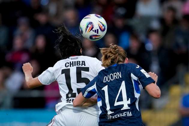 v.li.: Remina Chiba (SGE, 15), Lisa Doorn (TSG, 14), beim Kopfball, Kopfballduell, Spielszene, Zweikampf in der Luft, Aktion, Action, 14.09.2025, Sinsheim (Hoffenheim) (Deutschland), Fussball, Google Pixel Frauen-Bundesliga, TSG 1899 Hoffenheim - Eintracht Frankfurt, DFB DFL REGULATIONS PROHIBIT ANY USE OF PHOTOGRAPHS AS IMAGE SEQUENCES AND OR QUASI-VIDEO.