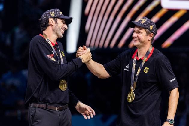 FIBA EuroBasket 2025: Gold Türkei - Deutschland; 14.09.2025 Alex Mumbru (Bundestrainer Deutschland) und Alan Ibrahimagic (Co-Trainer Deutschland) klatschen lachend ab, Gold Medaille FIBA EuroBasket 2025: Gold Türkei - Deutschland; Riga, Arena Riga am 14.09.2025 Copyright: xBEAUTIFULxSPORTS Wunderlx