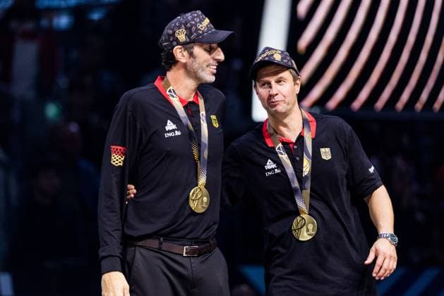 FIBA EuroBasket 2025: Gold Türkei - Deutschland; 14.09.2025 Alex Mumbru (Bundestrainer Deutschland) und Alan Ibrahimagic (Co-Trainer Deutschland) umarmen sich, Gold Medaille FIBA EuroBasket 2025: Gold Türkei - Deutschland; Riga, Arena Riga am 14.09.2025 Copyright: xBEAUTIFULxSPORTS Wunderlx