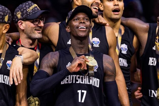FIBA EuroBasket 2025: Gold Türkei - Deutschland; 14.09.2025 Dennis Schröder (Deutschland, 17) schlägt sich die Medaille auf das Herz während der Hymne FIBA EuroBasket 2025: Gold Türkei - Deutschland; Riga, Arena Riga am 14.09.2025 *** FIBA EuroBasket 2025 Gold Turkey Germany 14 09 2025 Dennis Schröder Germany, 17 hits the medal on his heart during the anthem FIBA EuroBasket 2025 Gold Turkey Germany Riga, Arena Riga on 14 09 2025 Copyright: xBEAUTIFULxSPORTS Wunderlx