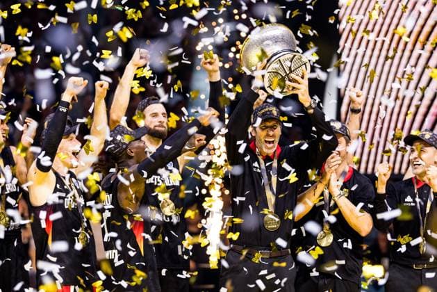 FIBA EuroBasket 2025: Gold Türkei - Deutschland; 14.09.2025 Alex Mumbru (Bundestrainer Deutschland) jubelnd mit Pokal, Trophäe im Konfettiregen FIBA EuroBasket 2025: Gold Türkei - Deutschland; Riga, Arena Riga am 14.09.2025 Copyright: xBEAUTIFULxSPORTS Wunderlx
