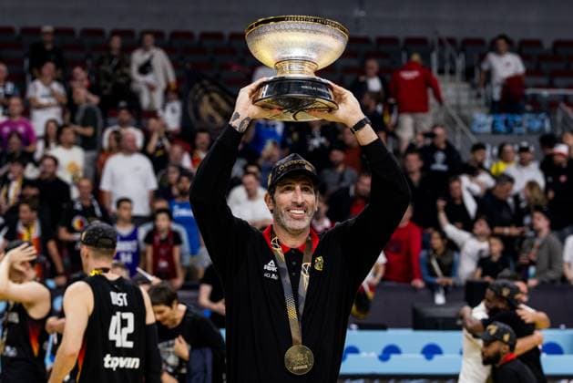 FIBA EuroBasket 2025: Gold Türkei - Deutschland; 14.09.2025 Alex Mumbru (Bundestrainer Deutschland) mit Pokal, Gold Medaille, lächelt FIBA EuroBasket 2025: Gold Türkei - Deutschland; Riga, Arena Riga am 14.09.2025 Copyright: xBEAUTIFULxSPORTS Wunderlx