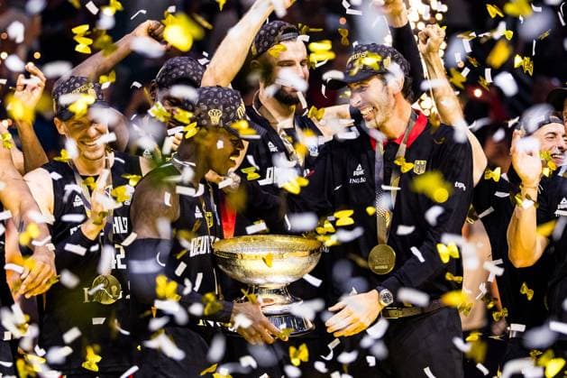 FIBA EuroBasket 2025: Gold Türkei - Deutschland; 14.09.2025 Dennis Schröder (Deutschland, 17) und Alex Mumbru (Bundestrainer Deutschland) lachend mit Pokal, Trophäe im Konfettiregen FIBA EuroBasket 2025: Gold Türkei - Deutschland; Riga, Arena Riga am 14.09.2025 *** FIBA EuroBasket 2025 Gold Turkey Germany 14 09 2025 Dennis Schröder Germany, 17 and Alex Mumbru national coach Germany laughing with trophy, trophy in confetti rain FIBA EuroBasket 2025 Gold Turkey Germany Riga, Arena Riga on 14 09 2025 Copyright: xBEAUTIFULxSPORTS Wunderlx