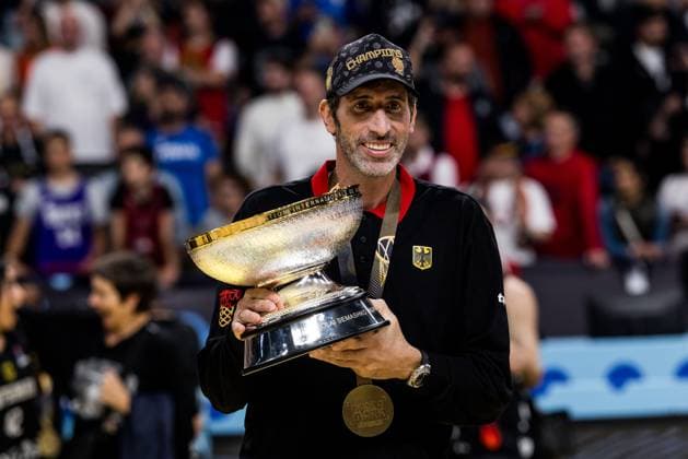 FIBA EuroBasket 2025: Gold Türkei - Deutschland; 14.09.2025 Alex Mumbru (Bundestrainer Deutschland) mit Pokal, Gold Medaille, lächelt FIBA EuroBasket 2025: Gold Türkei - Deutschland; Riga, Arena Riga am 14.09.2025 Copyright: xBEAUTIFULxSPORTS Wunderlx