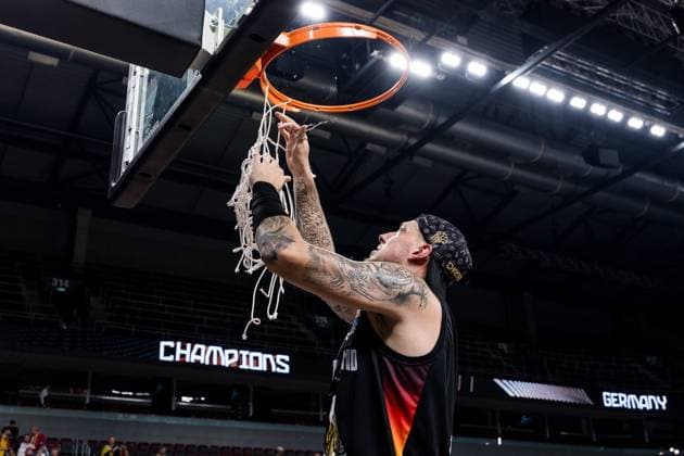 FIBA EuroBasket 2025: Gold Türkei - Deutschland; 14.09.2025 Daniel Theis (Deutschland, 10) schneidet das Netz herunter Europameister, Gold FIBA EuroBasket 2025: Gold Türkei - Deutschland; Riga, Arena Riga am 14.09.2025 Copyright: xBEAUTIFULxSPORTS Wunderlx