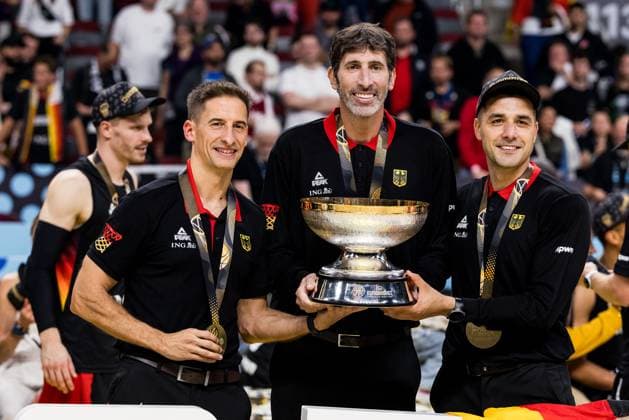 FIBA EuroBasket 2025: Gold Türkei - Deutschland; 14.09.2025 Alberto Miranda Sanchez (Co-Trainer Deutschland), Alex Mumbru (Bundestrainer Deutschland) und Roberto Molina Romero (Co-Trainer Deutschland) mit Gold Medaille, Trophäe, Pokal FIBA EuroBasket 2025: Gold Türkei - Deutschland; Riga, Arena Riga am 14.09.2025 Copyright: xBEAUTIFULxSPORTS Wunderlx