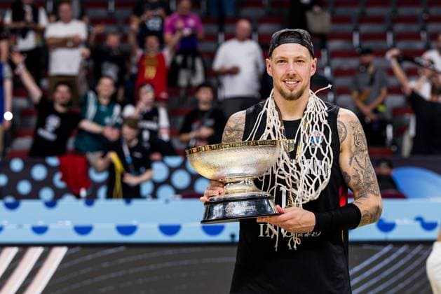 FIBA EuroBasket 2025: Gold Türkei - Deutschland; 14.09.2025 Daniel Theis (Deutschland, 10) mit Gold Medaille und Pokal, Trophäe FIBA EuroBasket 2025: Gold Türkei - Deutschland; Riga, Arena Riga am 14.09.2025 *** FIBA EuroBasket 2025 Gold Turkey Germany 14 09 2025 Daniel Theis Germany, 10 with gold medal and trophy, trophy FIBA EuroBasket 2025 Gold Turkey Germany Riga, Arena Riga on 14 09 2025 Copyright: xBEAUTIFULxSPORTS Wunderlx