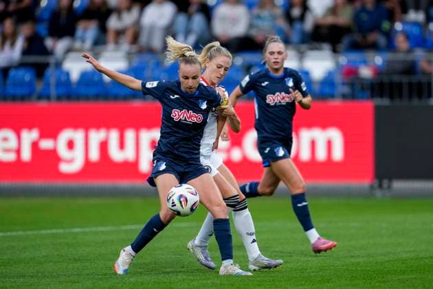 v.li.: Vanessa Diehm (TSG, 6), Rebecka Blomqvist (SGE, 28), Zweikampf, Spielszene, Duell, duel, tackle, tackling, Dynamik, Action, Aktion, 14.09.2025, Sinsheim (Hoffenheim) (Deutschland), Fussball, Google Pixel Frauen-Bundesliga, TSG 1899 Hoffenheim - Eintracht Frankfurt, DFB DFL REGULATIONS PROHIBIT ANY USE OF PHOTOGRAPHS AS IMAGE SEQUENCES AND OR QUASI-VIDEO.