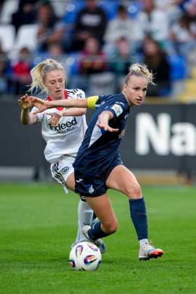 v.li.: Rebecka Blomqvist (SGE, 28), Vanessa Diehm (TSG, 6), Zweikampf, Spielszene, Duell, duel, tackle, tackling, Dynamik, Action, Aktion, 14.09.2025, Sinsheim (Hoffenheim) (Deutschland), Fussball, Google Pixel Frauen-Bundesliga, TSG 1899 Hoffenheim - Eintracht Frankfurt, DFB DFL REGULATIONS PROHIBIT ANY USE OF PHOTOGRAPHS AS IMAGE SEQUENCES AND OR QUASI-VIDEO.