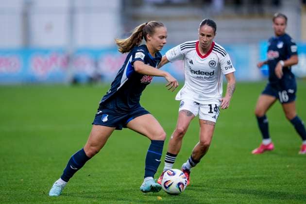 v.li.: Jamilla Sofia Rankin (TSG, 5), Geraldine Reuteler (SGE, 14), Zweikampf, Spielszene, Duell, duel, tackle, tackling, Dynamik, Action, Aktion, 14.09.2025, Sinsheim (Hoffenheim) (Deutschland), Fussball, Google Pixel Frauen-Bundesliga, TSG 1899 Hoffenheim - Eintracht Frankfurt, DFB DFL REGULATIONS PROHIBIT ANY USE OF PHOTOGRAPHS AS IMAGE SEQUENCES AND OR QUASI-VIDEO.