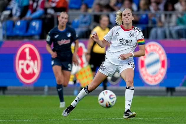 Laura Freigang (SGE, 10), am Ball, Freisteller, Ganzkörper, Einzelbild, Einzelfoto, Aktion, Action, 14.09.2025, Sinsheim (Hoffenheim) (Deutschland), Fussball, Google Pixel Frauen-Bundesliga, TSG 1899 Hoffenheim - Eintracht Frankfurt, DFB DFL REGULATIONS PROHIBIT ANY USE OF PHOTOGRAPHS AS IMAGE SEQUENCES AND OR QUASI-VIDEO.