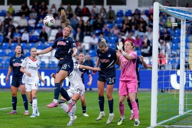 Valesca Ampoorter (TSG, 18), beim Kopfball, header, Aktion, Action, im Strafraum, Strafraumszene, 14.09.2025, Sinsheim (Hoffenheim) (Deutschland), Fussball, Google Pixel Frauen-Bundesliga, TSG 1899 Hoffenheim - Eintracht Frankfurt, DFB DFL REGULATIONS PROHIBIT ANY USE OF PHOTOGRAPHS AS IMAGE SEQUENCES AND OR QUASI-VIDEO.