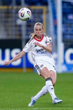 Amanda Ilestedt (SGE, 13), am Ball, Freisteller, Ganzkörper, Einzelbild, Einzelfoto, Aktion, Action, 14.09.2025, Sinsheim (Hoffenheim) (Deutschland), Fussball, Google Pixel Frauen-Bundesliga, TSG 1899 Hoffenheim - Eintracht Frankfurt, DFB DFL REGULATIONS PROHIBIT ANY USE OF PHOTOGRAPHS AS IMAGE SEQUENCES AND OR QUASI-VIDEO.