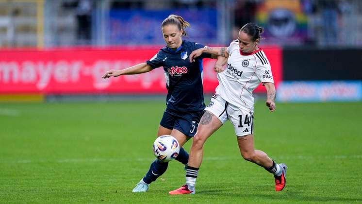 v.li.: Jamilla Sofia Rankin (TSG, 5), Geraldine Reuteler (SGE, 14), Zweikampf, Spielszene, Duell, duel, tackle, tackling, Dynamik, Action, Aktion, 14.09.2025, Sinsheim (Hoffenheim) (Deutschland), Fussball, Google Pixel Frauen-Bundesliga, TSG 1899 Hoffenheim - Eintracht Frankfurt, DFB DFL REGULATIONS PROHIBIT ANY USE OF PHOTOGRAPHS AS IMAGE SEQUENCES AND OR QUASI-VIDEO.