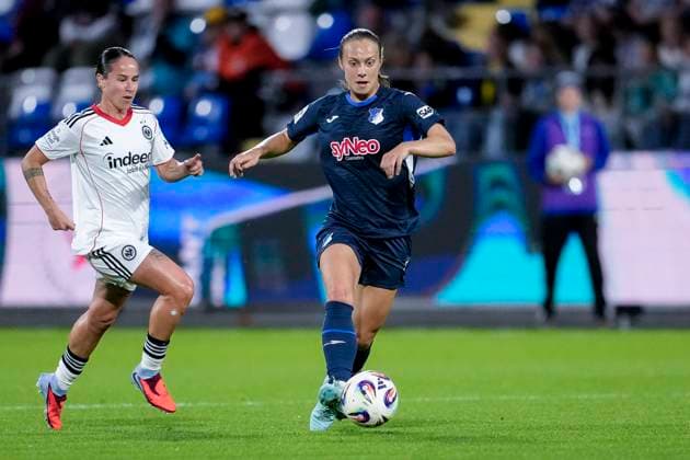 v.li.: Geraldine Reuteler (SGE, 14), Jamilla Sofia Rankin (TSG, 5), Aktion, Action, Spielszene, 14.09.2025, Sinsheim (Hoffenheim) (Deutschland), Fussball, Google Pixel Frauen-Bundesliga, TSG 1899 Hoffenheim - Eintracht Frankfurt, DFB DFL REGULATIONS PROHIBIT ANY USE OF PHOTOGRAPHS AS IMAGE SEQUENCES AND OR QUASI-VIDEO.