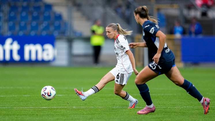v.li.: Elisa Senß (Senss, SGE, 6), Melissa Kössler (TSG, 25), Zweikampf, Spielszene, Duell, duel, tackle, tackling, Dynamik, Action, Aktion, 14.09.2025, Sinsheim (Hoffenheim) (Deutschland), Fussball, Google Pixel Frauen-Bundesliga, TSG 1899 Hoffenheim - Eintracht Frankfurt, DFB DFL REGULATIONS PROHIBIT ANY USE OF PHOTOGRAPHS AS IMAGE SEQUENCES AND OR QUASI-VIDEO.