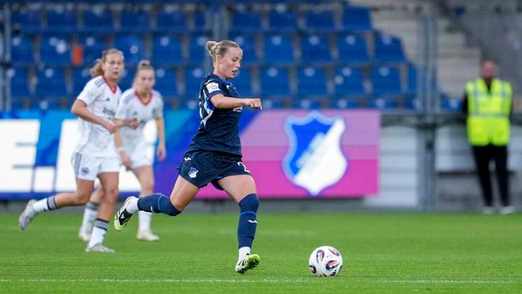 Laura Gloning (TSG, 20), am Ball, Aktion, Action, Spielszene, 14.09.2025, Sinsheim (Hoffenheim) (Deutschland), Fussball, Google Pixel Frauen-Bundesliga, TSG 1899 Hoffenheim - Eintracht Frankfurt, DFB DFL REGULATIONS PROHIBIT ANY USE OF PHOTOGRAPHS AS IMAGE SEQUENCES AND OR QUASI-VIDEO.