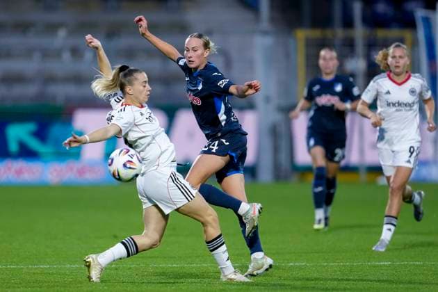 v.li.: Nina Lührßen (Lührssen, SGE, 11), Feli Delacauw (TSG, 24), Zweikampf, Spielszene, Duell, duel, tackle, tackling, Dynamik, Action, Aktion, 14.09.2025, Sinsheim (Hoffenheim) (Deutschland), Fussball, Google Pixel Frauen-Bundesliga, TSG 1899 Hoffenheim - Eintracht Frankfurt, DFB DFL REGULATIONS PROHIBIT ANY USE OF PHOTOGRAPHS AS IMAGE SEQUENCES AND OR QUASI-VIDEO.