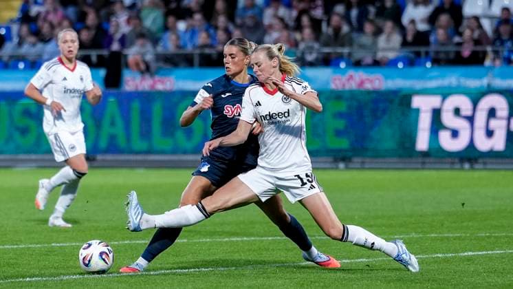 v.li.: Selina Cerci (TSG, 29), Amanda Ilestedt (SGE, 13), Zweikampf, Spielszene, Duell, duel, tackle, tackling, Dynamik, Action, Aktion, 14.09.2025, Sinsheim (Hoffenheim) (Deutschland), Fussball, Google Pixel Frauen-Bundesliga, TSG 1899 Hoffenheim - Eintracht Frankfurt, DFB DFL REGULATIONS PROHIBIT ANY USE OF PHOTOGRAPHS AS IMAGE SEQUENCES AND OR QUASI-VIDEO.