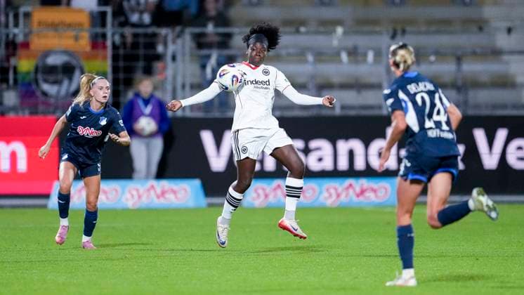 v.li.: Jill Janssens (TSG, 9), Etonam Nicole Anyomi (SGE, 19), Feli Delacauw (TSG, 24), Aktion, Action, Spielszene, 14.09.2025, Sinsheim (Hoffenheim) (Deutschland), Fussball, Google Pixel Frauen-Bundesliga, TSG 1899 Hoffenheim - Eintracht Frankfurt, DFB DFL REGULATIONS PROHIBIT ANY USE OF PHOTOGRAPHS AS IMAGE SEQUENCES AND OR QUASI-VIDEO.