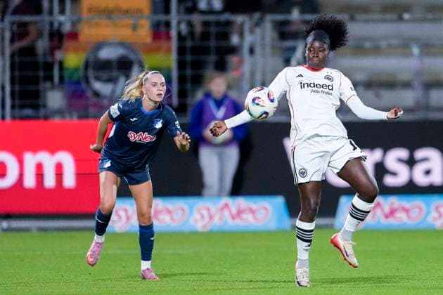 v.li.: Jill Janssens (TSG, 9), Etonam Nicole Anyomi (SGE, 19), Zweikampf, Spielszene, Duell, duel, tackle, tackling, Dynamik, Action, Aktion, 14.09.2025, Sinsheim (Hoffenheim) (Deutschland), Fussball, Google Pixel Frauen-Bundesliga, TSG 1899 Hoffenheim - Eintracht Frankfurt, DFB DFL REGULATIONS PROHIBIT ANY USE OF PHOTOGRAPHS AS IMAGE SEQUENCES AND OR QUASI-VIDEO.