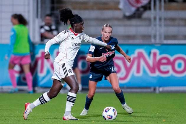 v.li.: Etonam Nicole Anyomi (SGE, 19), Feli Delacauw (TSG, 24), Zweikampf, Spielszene, Duell, duel, tackle, tackling, Dynamik, Action, Aktion, 14.09.2025, Sinsheim (Hoffenheim) (Deutschland), Fussball, Google Pixel Frauen-Bundesliga, TSG 1899 Hoffenheim - Eintracht Frankfurt, DFB DFL REGULATIONS PROHIBIT ANY USE OF PHOTOGRAPHS AS IMAGE SEQUENCES AND OR QUASI-VIDEO.