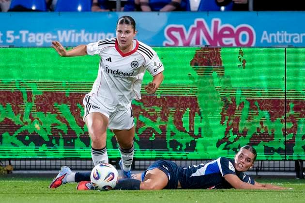 v.li.: Noemi Ivelj (SGE, 4), Selina Cerci (TSG, 29), Zweikampf, Spielszene, Duell, duel, tackle, tackling, Dynamik, Action, Aktion, 14.09.2025, Sinsheim (Hoffenheim) (Deutschland), Fussball, Google Pixel Frauen-Bundesliga, TSG 1899 Hoffenheim - Eintracht Frankfurt, DFB DFL REGULATIONS PROHIBIT ANY USE OF PHOTOGRAPHS AS IMAGE SEQUENCES AND OR QUASI-VIDEO.