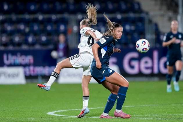 v.li.: Elisa Senß (Senss, SGE, 6), Melissa Kössler (TSG, 25), Zweikampf, Spielszene, Duell, duel, tackle, tackling, Dynamik, Action, Aktion, 14.09.2025, Sinsheim (Hoffenheim) (Deutschland), Fussball, Google Pixel Frauen-Bundesliga, TSG 1899 Hoffenheim - Eintracht Frankfurt, DFB DFL REGULATIONS PROHIBIT ANY USE OF PHOTOGRAPHS AS IMAGE SEQUENCES AND OR QUASI-VIDEO.