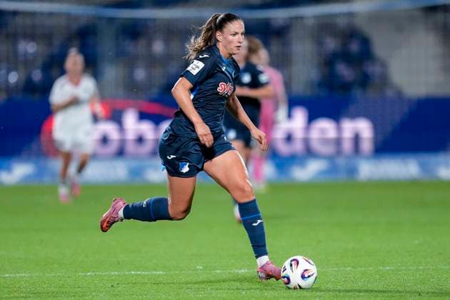 Melissa Kössler (TSG, 25), am Ball, Freisteller, Ganzkörper, Einzelbild, Einzelfoto, Aktion, Action, 14.09.2025, Sinsheim (Hoffenheim) (Deutschland), Fussball, Google Pixel Frauen-Bundesliga, TSG 1899 Hoffenheim - Eintracht Frankfurt, DFB DFL REGULATIONS PROHIBIT ANY USE OF PHOTOGRAPHS AS IMAGE SEQUENCES AND OR QUASI-VIDEO.
