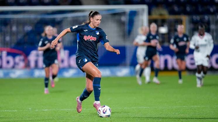 Melissa Kössler (TSG, 25), am Ball, Freisteller, Ganzkörper, Einzelbild, Einzelfoto, Aktion, Action, 14.09.2025, Sinsheim (Hoffenheim) (Deutschland), Fussball, Google Pixel Frauen-Bundesliga, TSG 1899 Hoffenheim - Eintracht Frankfurt, DFB DFL REGULATIONS PROHIBIT ANY USE OF PHOTOGRAPHS AS IMAGE SEQUENCES AND OR QUASI-VIDEO.