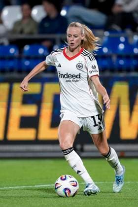 Amanda Ilestedt (SGE, 13), am Ball, Freisteller, Ganzkörper, Einzelbild, Einzelfoto, Aktion, Action, 14.09.2025, Sinsheim (Hoffenheim) (Deutschland), Fussball, Google Pixel Frauen-Bundesliga, TSG 1899 Hoffenheim - Eintracht Frankfurt, DFB DFL REGULATIONS PROHIBIT ANY USE OF PHOTOGRAPHS AS IMAGE SEQUENCES AND OR QUASI-VIDEO.