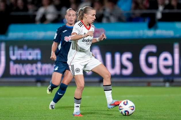 v.li.: Laura Gloning (TSG, 20), Elisa Senß (Senss, SGE, 6), Aktion, Action, Spielszene, 14.09.2025, Sinsheim (Hoffenheim) (Deutschland), Fussball, Google Pixel Frauen-Bundesliga, TSG 1899 Hoffenheim - Eintracht Frankfurt, DFB DFL REGULATIONS PROHIBIT ANY USE OF PHOTOGRAPHS AS IMAGE SEQUENCES AND OR QUASI-VIDEO.