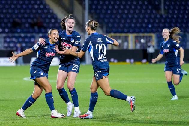 v.li.: Torschützin Linda Natter (TSG, 11), Chiara Hahn (TSG, 23), Selina Cerci (TSG, 29), Jamilla Sofia Rankin (TSG, 5), Spielerinnen der TSG 1899 Hoffenheim, jubeln über das Tor zum 3:0, Jubel, Torjubel, Torerfolg, celebrate the goal, goal, celebration, jubelt ueber das Tor, Freuen, Freude, freut sich, optimistisch, positiv, Spielszene, Highlight, Action, Aktion, 14.09.2025, Sinsheim (Hoffenheim) (Deutschland), Fussball, Google Pixel Frauen-Bundesliga, TSG 1899 Hoffenheim - Eintracht Frankfurt, DFB DFL REGULATIONS PROHIBIT ANY USE OF PHOTOGRAPHS AS IMAGE SEQUENCES AND OR QUASI-VIDEO.