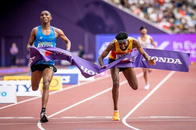 World Athletics Championships; Tokyo, 15.09.2025 Amanal Petros (GER) gewinnt Silber im Marathon, nachdem er um einen Wimpernschlag von Alphonce Felix Simbu (TAN) vor der Ziellinie überholt wurde an Tag 3 der World Athletics Championships im National Stadium in Tokyo, Japan am 15.09.2025. *** World Athletics Championships Tokyo, 15 09 2025 Amanal Petros GER wins silver in the marathon after being overtaken by Alphonce Felix Simbu TAN by the blink of an eye before the finish line on day 3 of the World Athletics Championships at the National Stadium in Tokyo, Japan on 15 09 2025 Copyright: xBEAUTIFULxSPORTS AxelxKohringx