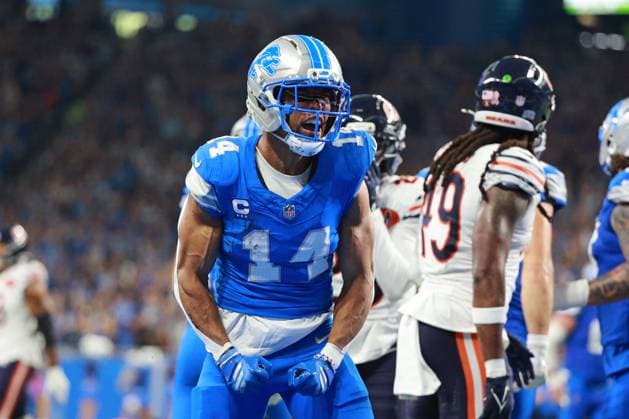 Chicago Bears vs Detroit Lions DETROIT,MICHIGAN-SEPTEMBER 14: Detroit Lions wide receiver Amon-Ra St. Brown 14 reacts after a play during the first half of an NFL, American Football Herren, USA football game between the Chicago Bears and the Detroit Lions in Detroit, Michigan USA, on Sunday, September 14, 2025 Detroit Michigan United States  Copyright: xJorgexLemusx originalFilename:lemus-chicagob250914_npLiu.jpg