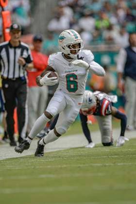 September 14, 2025, Miami Gardens, Florida, United States: Miami Dolphins wide receiver Malik Washington (6) avoids the tackle by New England Patriots cornerback Alex Austin (28) and runs with the ball during an NFL, American Football Herren, USA game on Sunday, September 14, 2025 at the Hard Rock Stadium. The Patriots beat the Dolphins 33-27. Miami Gardens United States - ZUMAh180 20250914_zsp_h180_008 Copyright: xKimxHukarix