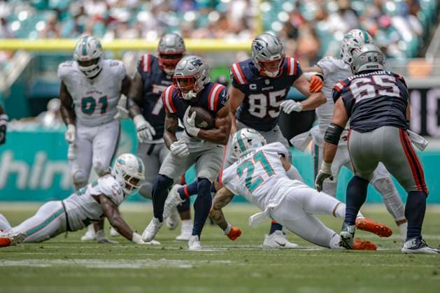 September 14, 2025, Miami Gardens, Florida, United States: New England Patriots running back Rhamondre Stevenson (38) breaks tackles and runs with the ball in the second quarter during an NFL, American Football Herren, USA game against the Miami Dolphins on Sunday, September 14, 2025 at the Hard Rock Stadium. The Patriots beat the Dolphins 33-27. Miami Gardens United States - ZUMAh180 20250914_zsp_h180_011 Copyright: xKimxHukarix