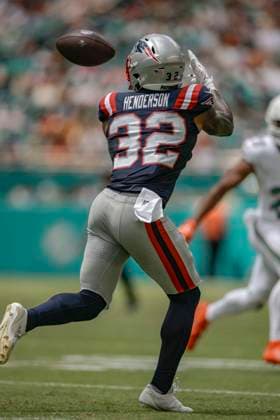 September 14, 2025, Miami Gardens, Florida, United States: New England Patriots running back TreVeyon Henderson (32) makes a reception in the first quarter during an NFL, American Football Herren, USA game against the Miami Dolphins on Sunday, September 14, 2025 at the Hard Rock Stadium. The Patriots beat the Dolphins 33-27. Miami Gardens United States - ZUMAh180 20250914_zsp_h180_017 Copyright: xKimxHukarix