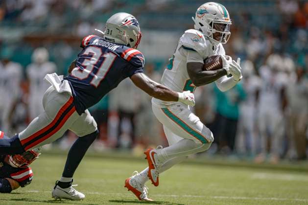 September 14, 2025, Miami Gardens, Florida, United States: Miami Dolphins running back De Von Achane (28) makes a reception and runs 29 yards to the end zone for the touchdown in the second quarter during an NFL, American Football Herren, USA game against the New England Patriots on Sunday, September 14, 2025 at the Hard Rock Stadium. The Patriots beat the Dolphins 33-27. Miami Gardens United States - ZUMAh180 20250914_zsp_h180_027 Copyright: xKimxHukarix