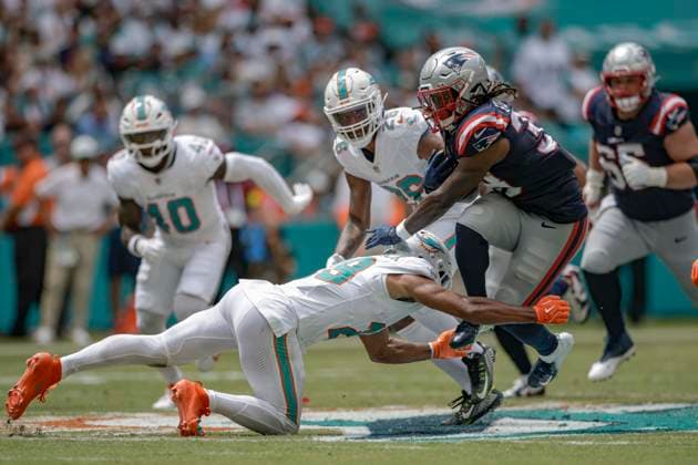 September 14, 2025, Miami Gardens, Florida, United States: Miami Dolphins safety Minkah Fitzpatrick (29) tackles a running New England Patriots running back Rhamondre Stevenson (38) during an NFL, American Football Herren, USA game on Sunday, September 14, 2025 at the Hard Rock Stadium. The Patriots beat the Dolphins 33-27. Miami Gardens United States - ZUMAh180 20250914_zsp_h180_042 Copyright: xKimxHukarix