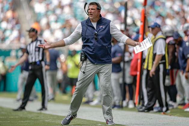 September 14, 2025, Miami Gardens, Florida, United States: New England Patriots head coach Mike Vrabel questions a call in the second quarter during an NFL, American Football Herren, USA game against the Miami Dolphins on Sunday, September 14, 2025 at the Hard Rock Stadium. The Patriots beat the Dolphins 33-27. Miami Gardens United States - ZUMAh180 20250914_zsp_h180_044 Copyright: xKimxHukarix