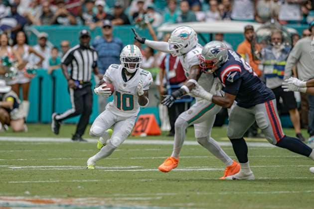 September 14, 2025, Miami Gardens, Florida, United States: Miami Dolphins wide receiver Tyreek Hill (10) runs with the ball during an NFL, American Football Herren, USA game against the New England Patriots on Sunday, September 14, 2025 at the Hard Rock Stadium. The Patriots beat the Dolphins 33-27. Miami Gardens United States - ZUMAh180 20250914_zsp_h180_040 Copyright: xKimxHukarix