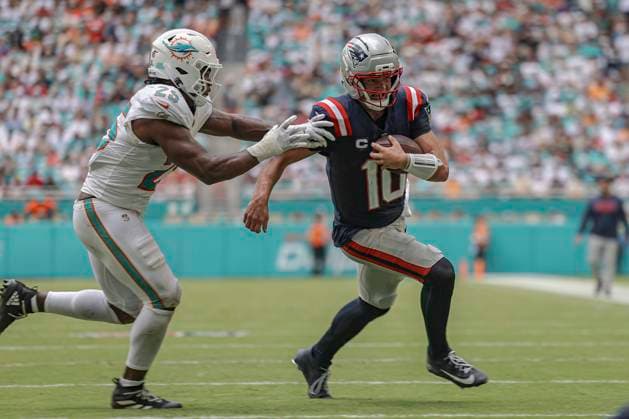 September 14, 2025, Miami Gardens, Florida, United States: New England Patriots quarterback Drake Maye (10) runs with the ball to the Miami Dolphins 4 yard line in the second quarter during an NFL, American Football Herren, USA game on Sunday, September 14, 2025 at the Hard Rock Stadium. The Patriots beat the Dolphins 33-27. Miami Gardens United States - ZUMAh180 20250914_zsp_h180_020 Copyright: xKimxHukarix