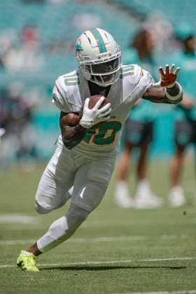 September 14, 2025, Miami Gardens, Florida, United States: Miami Dolphins wide receiver Tyreek Hill (10) runs with the ball during pregame warmups prior to an NFL, American Football Herren, USA game against the New England Patriots on Sunday, September 14, 2025 at the Hard Rock Stadium. The Patriots beat the Dolphins 33-27. Miami Gardens United States - ZUMAh180 20250914_zsp_h180_023 Copyright: xKimxHukarix