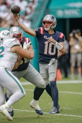 September 14, 2025, Miami Gardens, Florida, United States: New England Patriots quarterback Drake Maye (10) passes the ball in the third quarter during an NFL, American Football Herren, USA game against the Miami Dolphins on Sunday, September 14, 2025 at the Hard Rock Stadium. The Patriots beat the Dolphins 33-27. Miami Gardens United States - ZUMAh180 20250914_zsp_h180_032 Copyright: xKimxHukarix