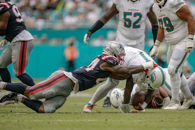 September 14, 2025, Miami Gardens, Florida, United States: Miami Dolphins quarterback Tua Tagovailoa (1) is sacked by New England Patriots linebacker K Lavon Chaisson (44) during an NFL, American Football Herren, USA game on Sunday, September 14, 2025 at the Hard Rock Stadium. The Patriots beat the Dolphins 33-27. Miami Gardens United States - ZUMAh180 20250914_zsp_h180_041 Copyright: xKimxHukarix