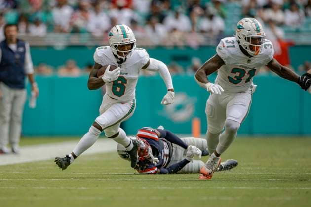 September 14, 2025, Miami Gardens, Florida, United States: Miami Dolphins wide receiver Malik Washington (6) avoids the tackle by New England Patriots cornerback Alex Austin (28) and runs with the ball during an NFL, American Football Herren, USA game on Sunday, September 14, 2025 at the Hard Rock Stadium. The Patriots beat the Dolphins 33-27. Miami Gardens United States - ZUMAh180 20250914_zsp_h180_046 Copyright: xKimxHukarix