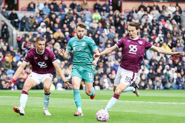 Hjalmar Ekdal (18 Burnley) controls the ball during the Premier League match between Burnley and Liverpool at Turf Moor in Burnley, England on September 14th 2025. Copyright: xSeanxChandlerx xSPPx Sportspressphoto_SPR26625