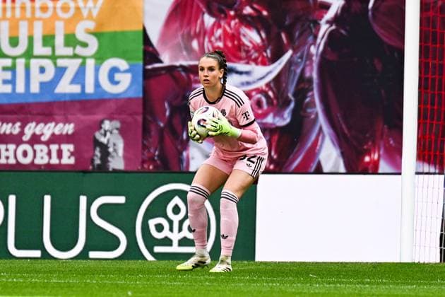 Fußball I Frauen I Saison 2025-2026 I Bundesliga I 2. Spieltag I RB Leipzig - FC Bayern München I 14.09.2025 Ena Mahmutovic (32, FC Bayern München) hält einen Torschuss Freisteller, Nahaufnahme, Porträt, Portrait, Einzelfoto, Einzelbild, Körper Leipzig Red Bull Arena Sachsen Deutschland Copyright: xLobeca InesxHähnelx