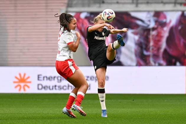 Fußball I Frauen I Saison 2025-2026 I Bundesliga I 2. Spieltag I RB Leipzig - FC Bayern München I 14.09.2025 Zweikampf Lisa Baum (11, Rasenballsport Leipzig) und Carolin Simon (30, FC Bayern München) Leipzig Red Bull Arena Sachsen Deutschland Copyright: xLobeca InesxHähnelx